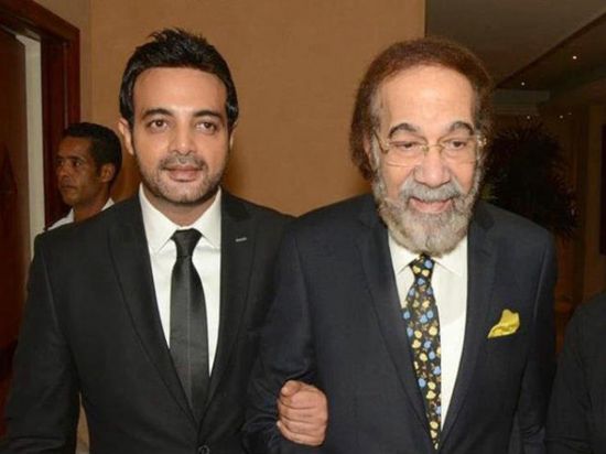 بكلمات مؤثرة.. عمرو محمود ياسين ينعي والده الراحل