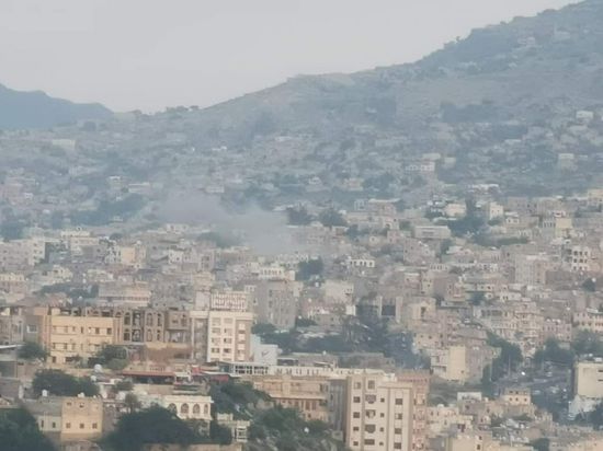 مدفعية الحوثي تقتل امرأة وتصيب طفلة بجروح شرق تعز