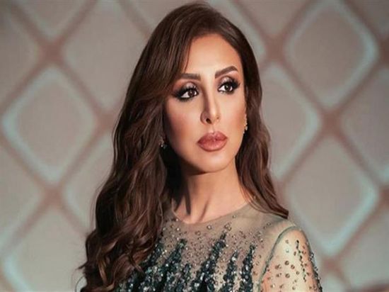 أنغام تدعو للراحل محمود ياسين