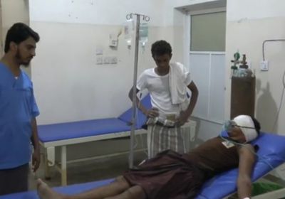 شاهد.. إصابة عامل برصاص قناص حوثي في التحيتا