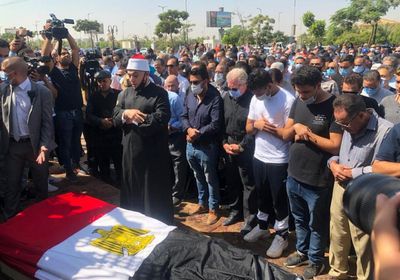 ملفوفًا بعلم مصر.. جثمان محمود ياسين يستعد للذهاب لمثواه الأخير