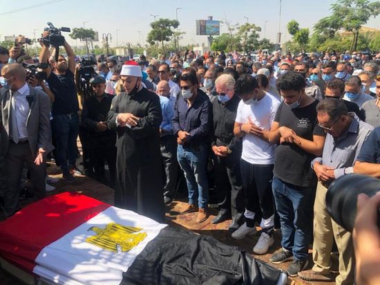 ملفوفًا بعلم مصر.. جثمان محمود ياسين يستعد للذهاب لمثواه الأخير