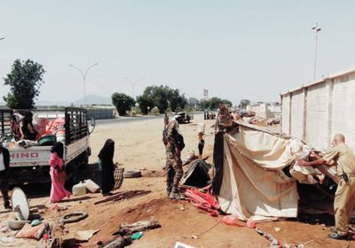 نقل نازحين من الخط العام إلى مخيم في عدن