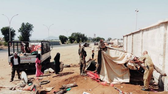 نقل نازحين من الخط العام إلى مخيم في عدن