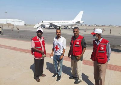 صعود 101 أسيرًا حوثيًا لطائرة "الصليب الأحمر" بعدن