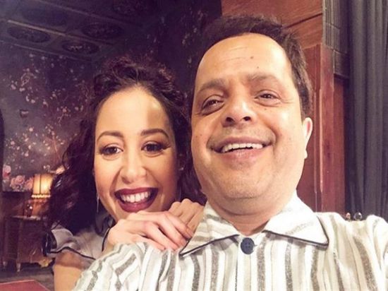 بسبب "النمس والإنس".. وصلة مزاح تجمع محمد هنيدي ومنة شلبي