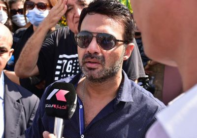 أول تعليق لـ عمرو محمود ياسين بعد دفن والده