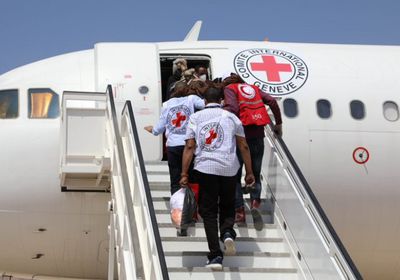 دفعة ثانية من أسرى الحوثي تغادر مطار عدن