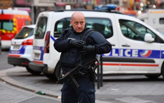  الشرطة الفرنسية تُعلن مقتل منفذ هجوم الطعن بضواحي باريس