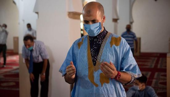 المصلون في المغرب يحتفون بأول جمعة بعد عودة فتح المساجد