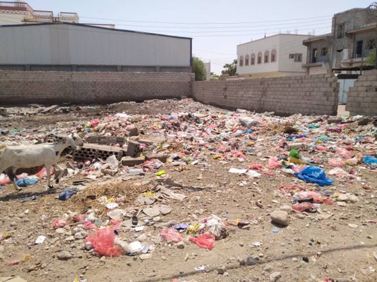 وسط تجاهل تام.. القمامة تُحاصر مسجد بلال في جعار (صور)