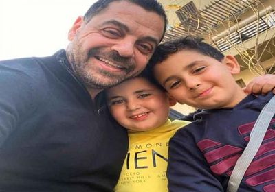 بعد انفصاله عن أصالة.. طارق العريان يستمتع بإجازته رفقة نجليه