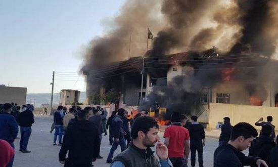 مليشيا موالية لإيران تحرق مقر الحزب الديمقراطي الكردستاني في بغداد