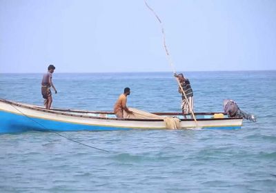 إنقاذ 4 صياديين يمنيين جرفهم التيار لسواحل عمان