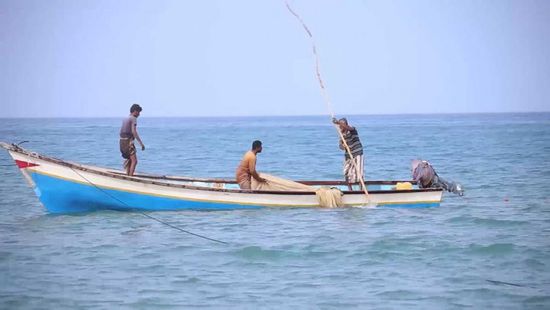 إنقاذ 4 صياديين يمنيين جرفهم التيار لسواحل عمان