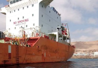 باخرة تحمل كميات من النفط تصل ساحل حضرموت