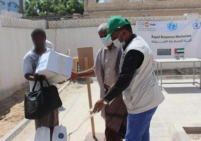 توزيع مساعدات إغاثية على النازحين بالشحر