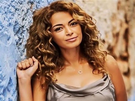 داليا مصطفى تطمئن جمهورها بعد خضوعها لعملية في الغدة الدرقية