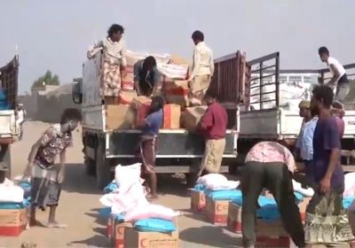 بالفيديو.. 1200 أسرة نازحة في الخوخة تستقبل مساعدات إماراتية