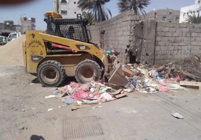بالصور.. رفع 240 طن قمامة من أحياء عدن النائية