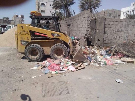 بالصور.. رفع 240 طن قمامة من أحياء عدن النائية
