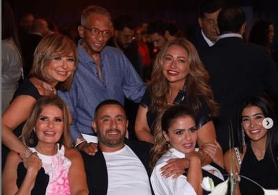 يسرا ترقص برفقة السقا ودينا الشربيني في حفل عمرو دياب الأخير (فيديو)