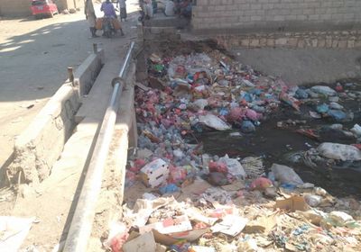 بالصور.. القمامة تزحف إلى قناة الري في الحصن