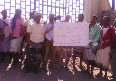 عمال كهرباء ردفان ينددون بالفساد المالي