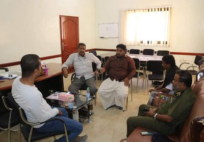 السلطة المحلية بالمكلا تبحث مطالب عمال النظافة