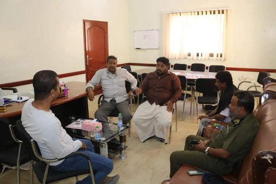 السلطة المحلية بالمكلا تبحث مطالب عمال النظافة