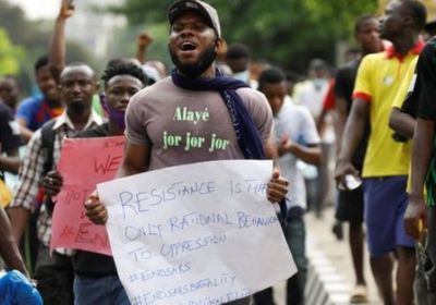 نيجيريا.. اعتداء شرطي على محتجين في لاجوس