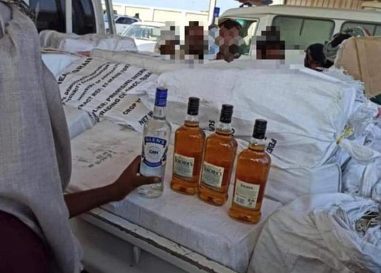 ضبط شحنة خمور مُهربة إلى باب المندب