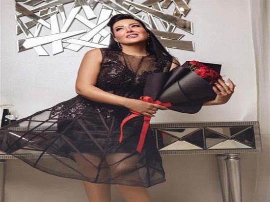 سمية الخشاب تغني في حفل عيد ميلادها (فيديو)