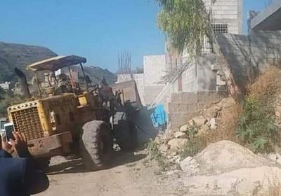 مليشيا الحوثي تهدم سور منزل أحد مواطني إب