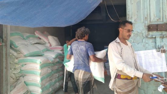 مساعدات غذائية لأسر "ثمير" و"الربوة" بردفان