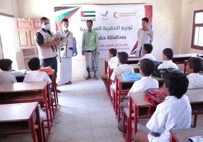 "الهلال الإماراتي" يوزع حقائب مدرسية في بروم ميفع