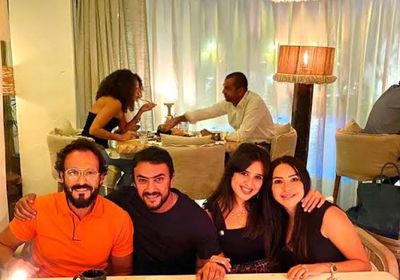 ياسمين عبدالعزيز بصحبة أحمد العوضي ويوسف الشريف وزوجته (صور)