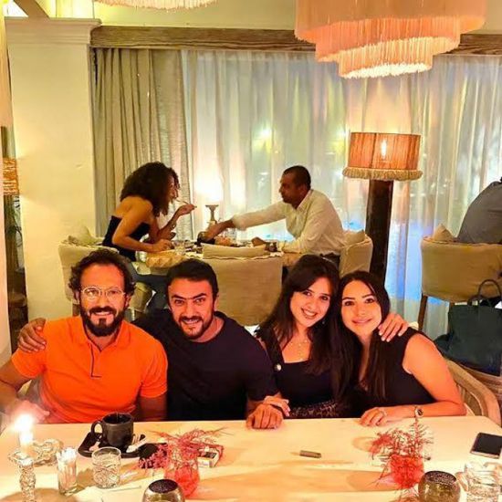 ياسمين عبدالعزيز بصحبة أحمد العوضي ويوسف الشريف وزوجته (صور)