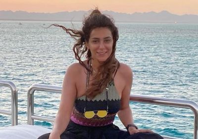 إنجي المقدم تستمتع بأجواء البحر على متن يخت في أحدث ظهور (صور)