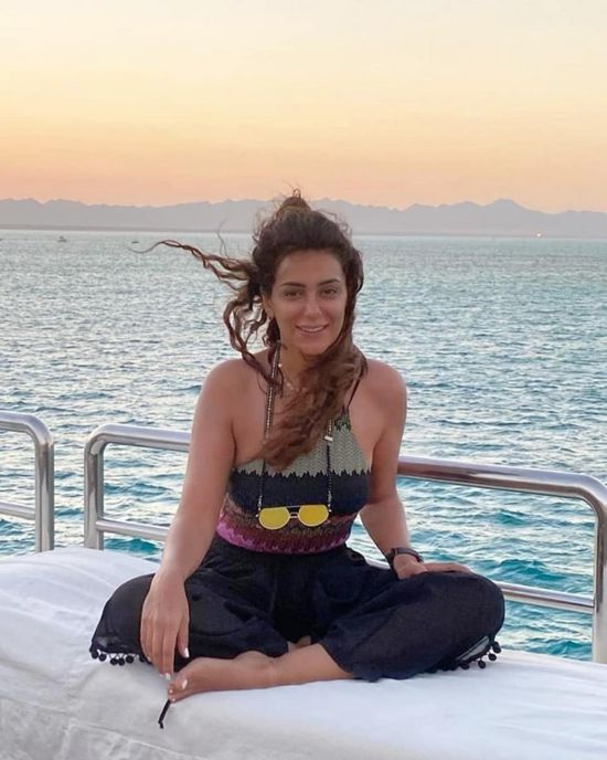 إنجي المقدم تستمتع بأجواء البحر على متن يخت في أحدث ظهور (صور)