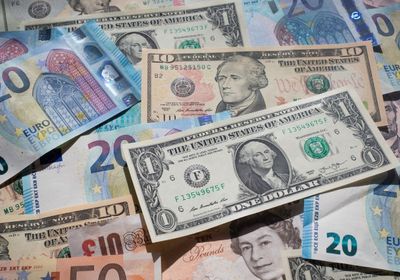 الدولار ينتعش مجدداً أمام سلة من العملات الرئيسية
