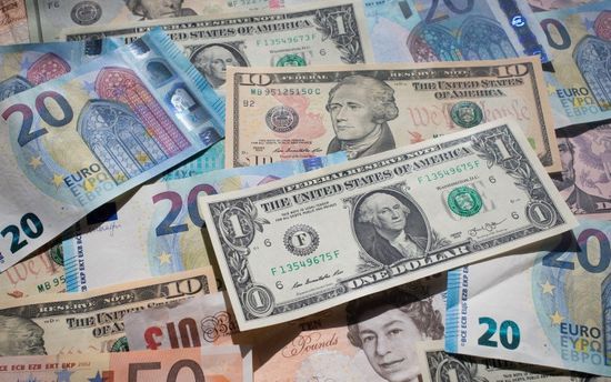 الدولار ينتعش مجدداً أمام سلة من العملات الرئيسية