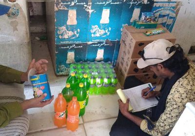 بالصور.. مصادرة 50 كيلوجرامًا من السلع الفاسدة في الشحر