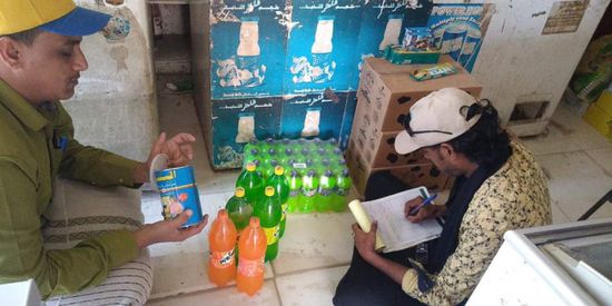 بالصور.. مصادرة 50 كيلوجرامًا من السلع الفاسدة في الشحر