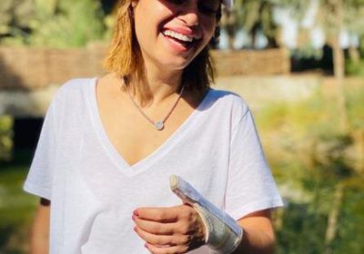 منة فضالي تصاب في يدها بعد أيام من بدء تصوير مسلسل "هي"