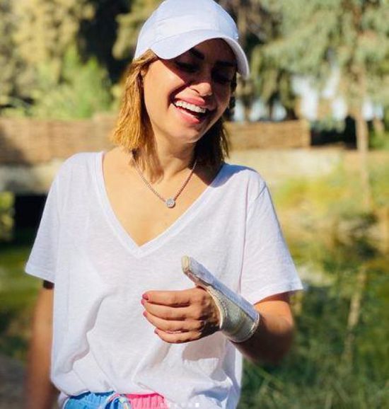 منة فضالي تصاب في يدها بعد أيام من بدء تصوير مسلسل "هي"