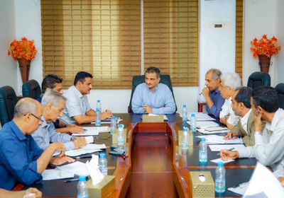 إيقاف تراخيص الأكشاك وإزالة العوائق من الحدائق بعدن