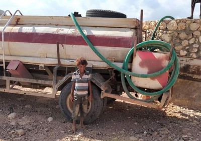 صهاريج الإمارات تروي ظمأ مناطق غرب سقطرى (صور)