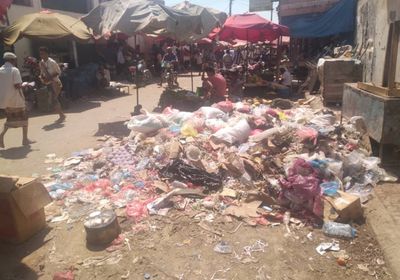 تكدس القمامة بين بسطات بيع الخضروات بزنجبار (صور)
