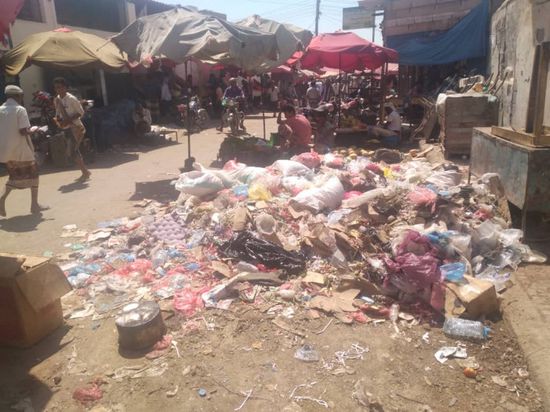تكدس القمامة بين بسطات بيع الخضروات بزنجبار (صور)